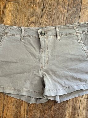 American Eagle khaki shorts